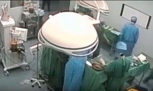 Un cirujano colapsa en el quirófano tras trabajar 48 horas ininterrumpidas