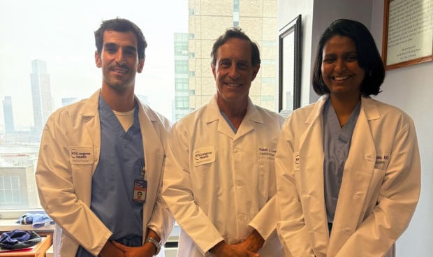 Carlos Déniz, Robert J. Cerfolio y Gayatri Muley en el hospital de Nueva York donde hizo la formación
