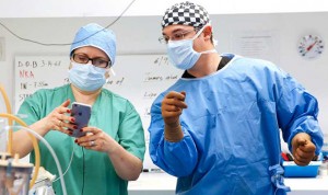 Un cirujano retransmite en directo una operación en Snapchat