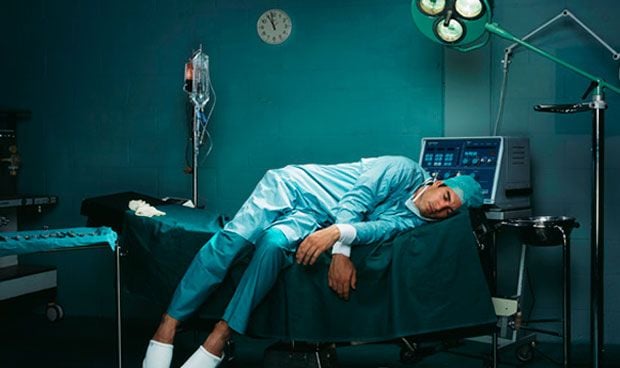Un cirujano termina  dormido en el suelo tras una guardia de 28 horas