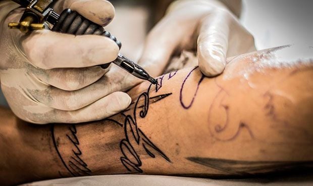 Un enfermero: "Mis tatuajes no me definen, mi profesionalidad sí"