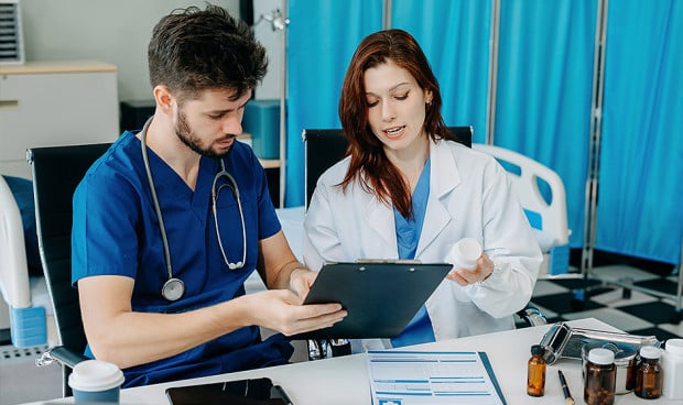 Este profesional sanitario se ha mostrado en desacuerdo con la opinión de una residente sobre las jornadas de ocho horas