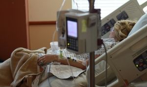 Un estudio alerta: la pseudoterapia duplica el riesgo de muerte en cáncer