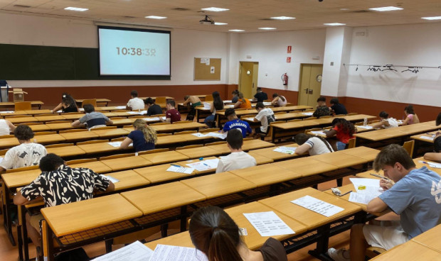  Estudiantes realizan un examen.