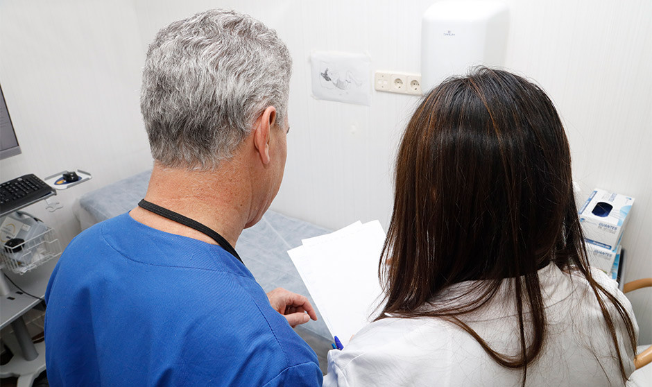 Personal sanitario en consulta. Un estudio sobre infieles no deja bien parados a los médicos (sí a ellas)