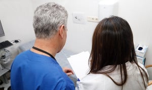 Personal sanitario en consulta. Un estudio sobre infieles no deja bien parados a los médicos (sí a ellas)