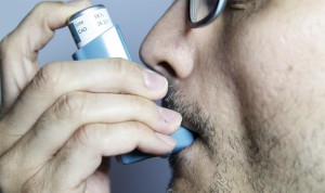  Un paciente utiliza un inhalador para el asma. 