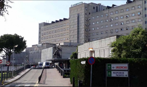 Un hombre agrede con un cuchillo a tres trabajadores del Hospital de Valme