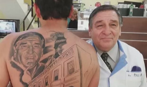 Un hombre se tatúa la cara del médico y del hospital que salvaron su vida