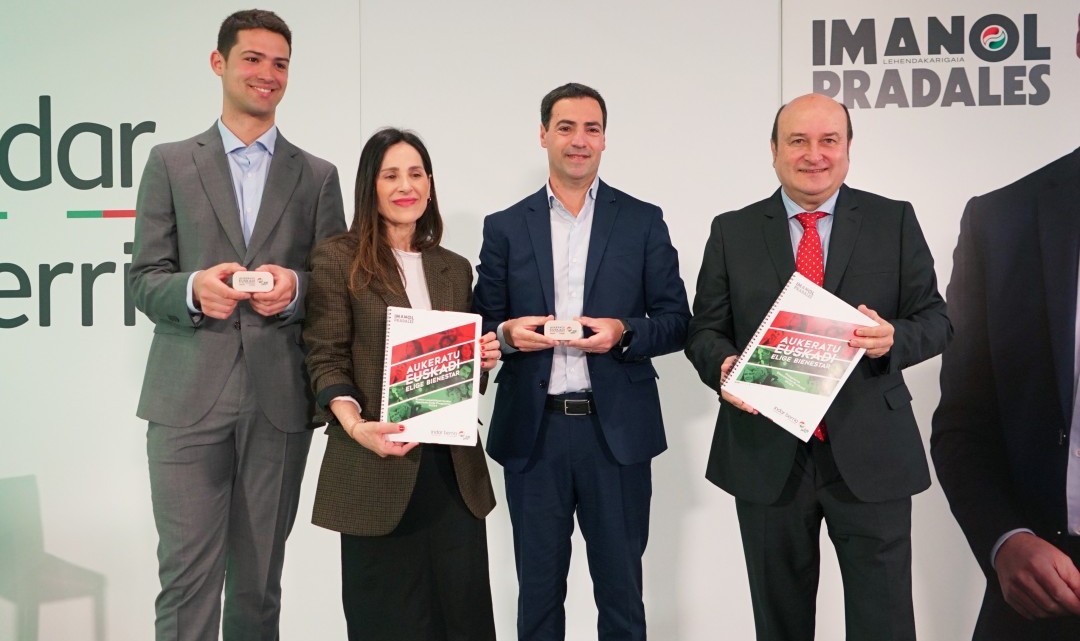 El candidato a lehendakari del PNV, Imanol Pradales, ha presentado el programa electoral del partido de cara a las elecciones vascas, vislumbrando un hospital propio para atender las enfermedades crónicas