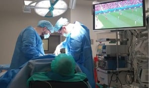 Un hospital permite a un paciente ver el Mundial en plena operación
