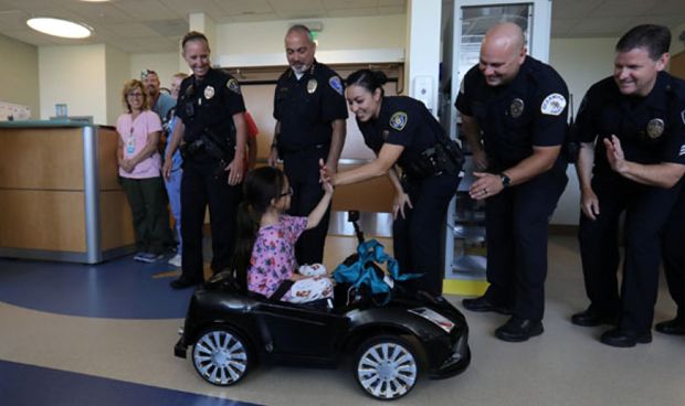 Un hospital usa coches de 'lujo' para que los niños no teman el quirófano