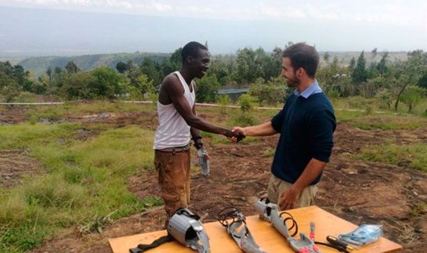 Un ingeniero diseña brazos con una impresora 3D para personas en Kenia