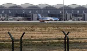 Un enfermero salva la vida a una pasajera en pleno vuelo a Alicante