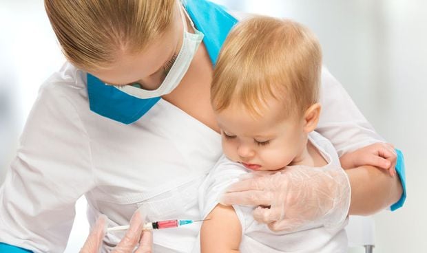 Un leve descenso de vacunación en sarampión provoca un desmedido contagio