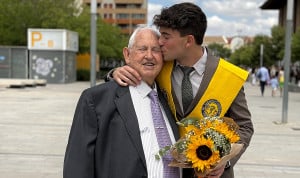 Un graduado en Medicina dedica a su abuelo su título para agradecerle el esfuerzo y acompañamiento durante estos 6 años