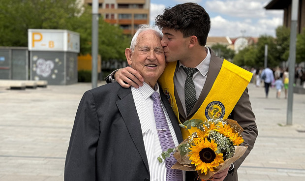 Un graduado en Medicina dedica a su abuelo su título para agradecerle el esfuerzo y acompañamiento durante estos 6 años