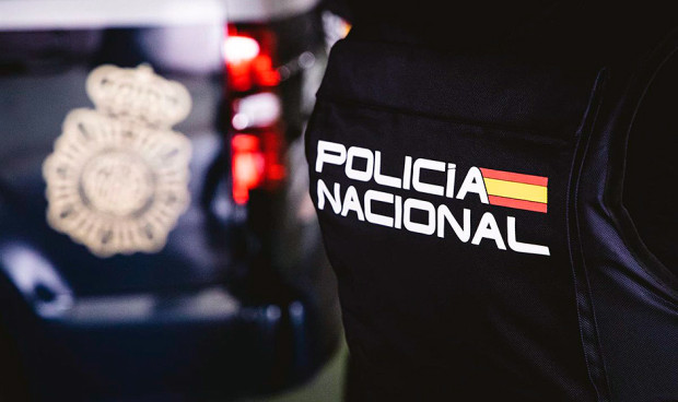 Un médico acoge en su casa a un paciente amenazado de muerte por un okupa.