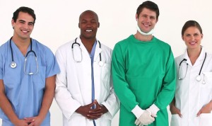 Un médico blanco cobra el doble que una doctora negra