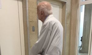 Un médico de 91 años revela la clave para seguir yendo al hospital cada día