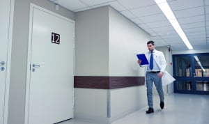 Un médico tiene que salir de consulta para decirle a los pacientes de la sala de espera que dejen de protestar