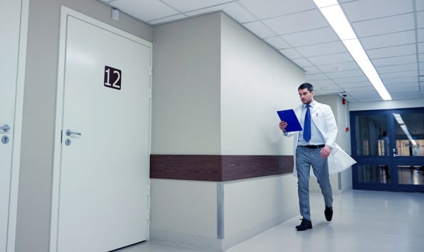 Un médico tiene que salir de consulta para decirle a los pacientes de la sala de espera que dejen de protestar