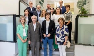 La ministra de Ciencia, Diana Morant, posa con el nuevo equipo del Comité Ético de Investigación. 