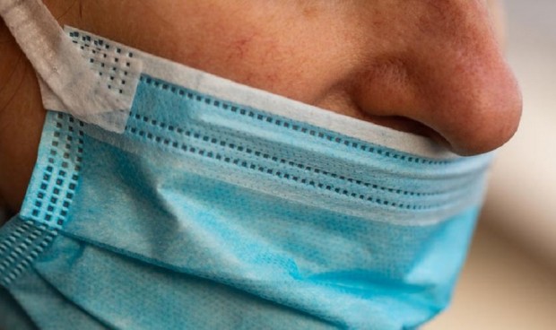 Un médico riñe a sus colegas por usar mal la mascarilla: "Dadle una vuelta"
