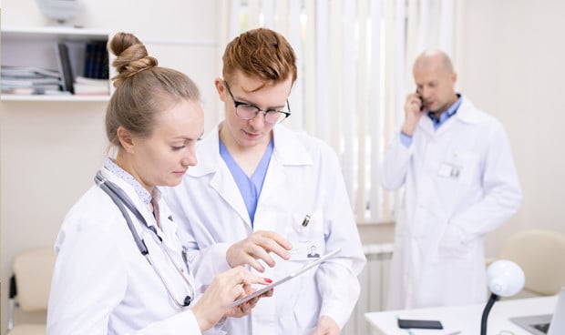 Un residente ha señalado que los adjuntos suelen pensar que ser un buen médico requiere sufrir y esto trae graves consecuencias para su salud mental. 