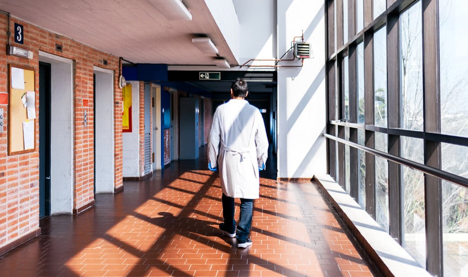 Un MIR termina su residencia, pero, lejos de estar contento, se muestra preocupado por su futuro. 