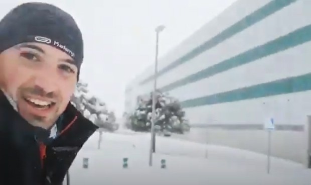 Un MIR corre 17 kilómetros por la nieve para llegar a su guardia en Madrid