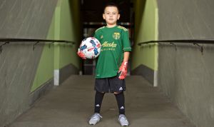 Un niño con tumor cerebral 'ficha' por el equipo de fútbol de su vida