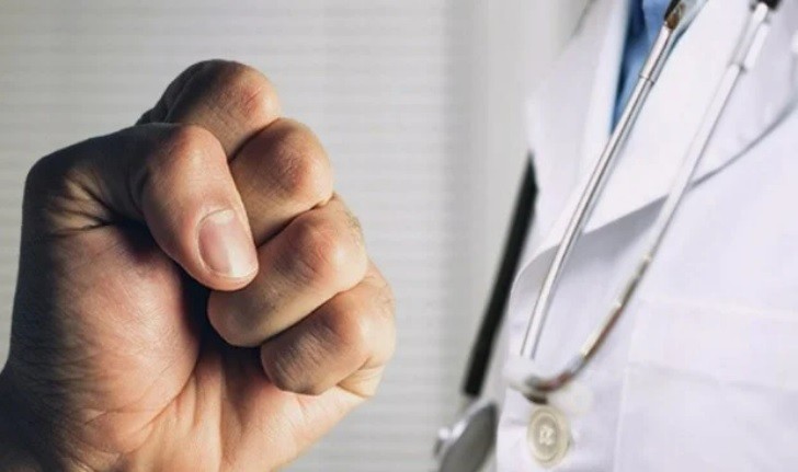 Un paciente agrede con una barra de hierro a un médico en Huelva 