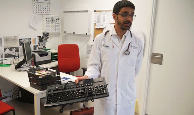 Un paciente agrede por la espalda a una médico con el teclado del ordenador