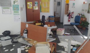 Un hombre destroza a 'mazazos' un centro sanitario de Córdoba.