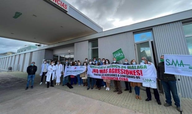 Un paciente lanza una papelera a un médico por no querer hacerse pruebas