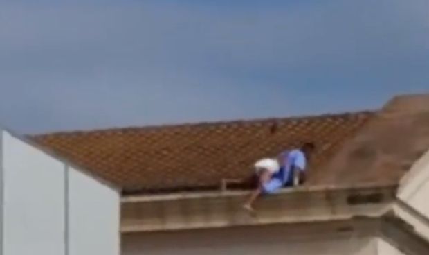 Un paciente trepa por el tejado del hospital para pedirle perdón a su novia