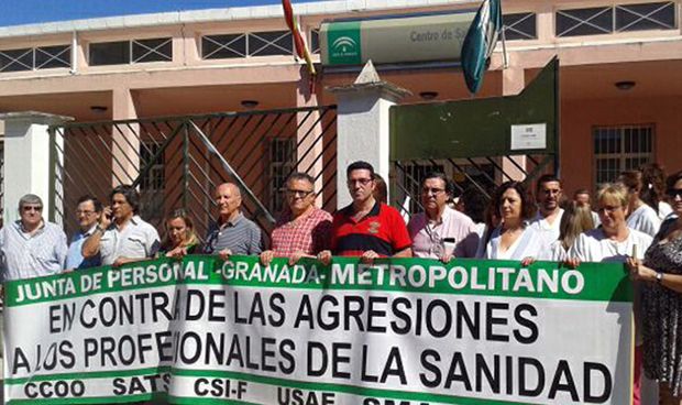 Un paciente y su esposa le rompen las gafas de una bofetada a una médico