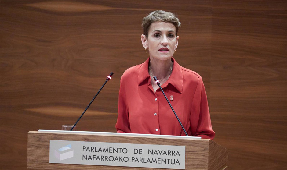 La presidenta de Navarra, María Chivite, presenta el Presupuesto sanitario en el Parlamento.
