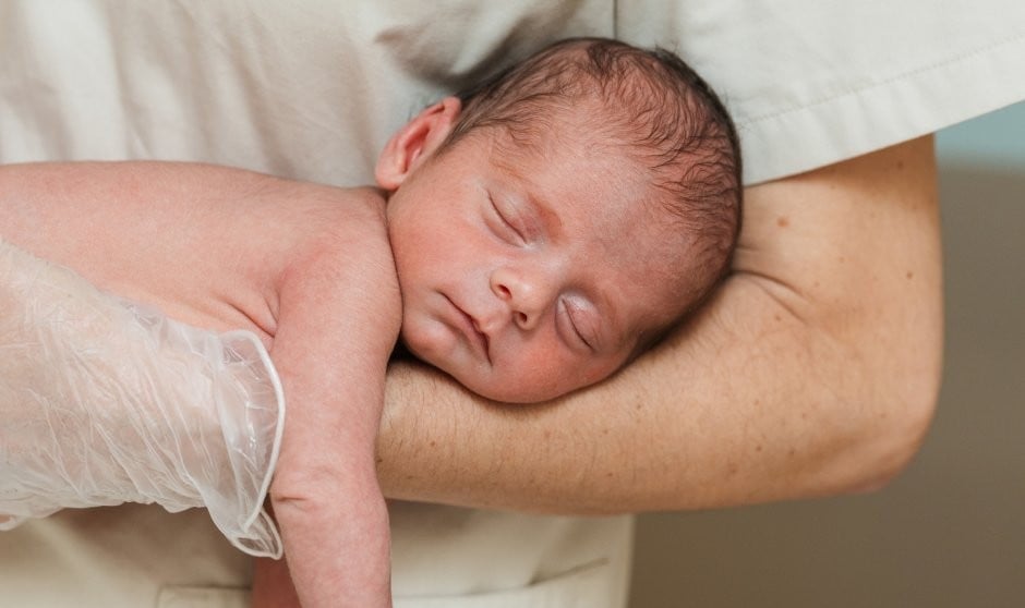 Un parto en casa de un bebé cianótico es "una salvajada que lo puede matar"