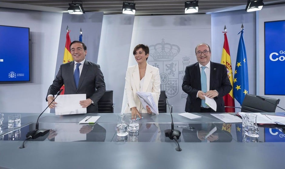 José Manuel Albares, Isabel Rodríguez y Miquel Iceta presentan los acuerdos del Consejo de Ministros en rueda de prensa. 