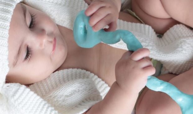 Un pediatra desmonta la última chorrada de moda para que los bebés duerman