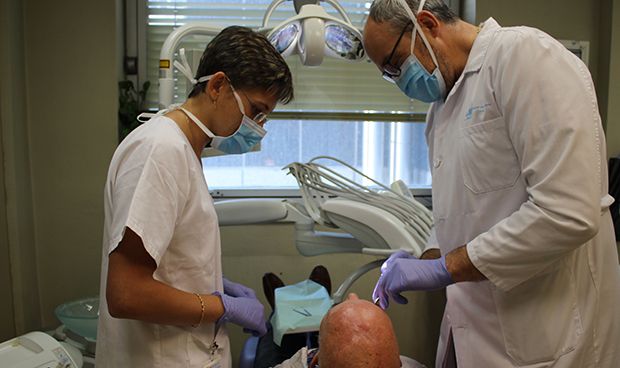 Un plan pionero de La Paz cuida la salud bucodental del paciente oncológico