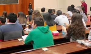 Un profesor no usa mascarilla y aíslan un aula de la Facultad de Farmacia