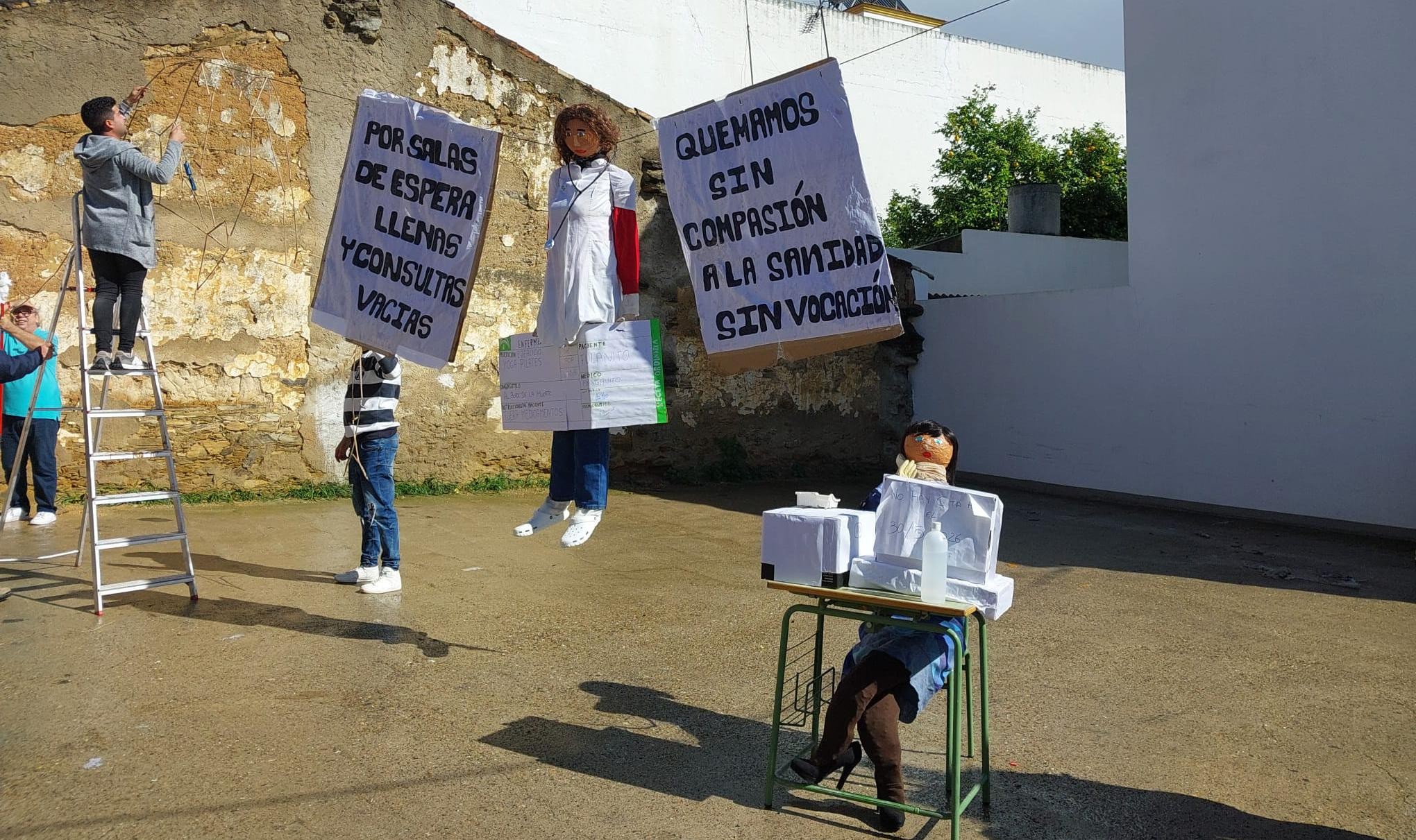 La Semana Santa ha traído algo de polémica a la comunidad médica de España con la quema de dos muñecos de sanitarios