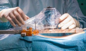 Un robot quirúrgico reduce al mínimo los riesgos en las cirugías de columna