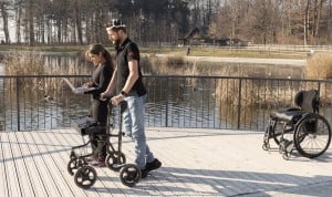 Un tetrapléjico vuelve a andar gracias a una 'mochila' inalámbrica