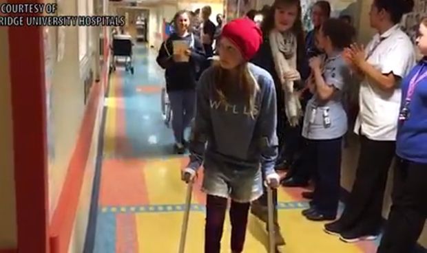 Un vídeo retrata el feliz adiós de una niña a la quimioterapia