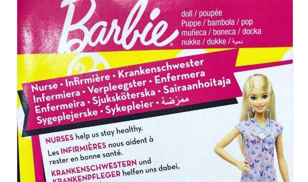 Una Barbie sin falda ni cofia acierta de pleno en las funciones enfermeras