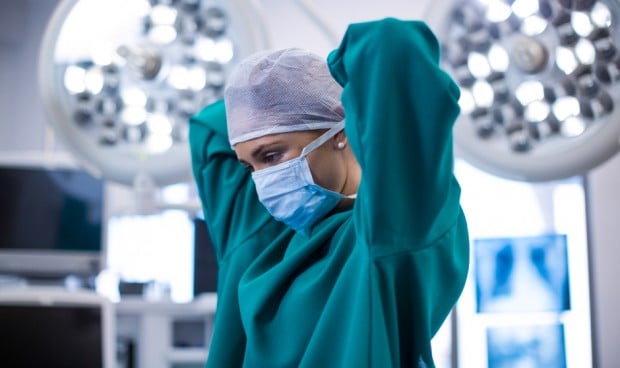 Una cirujana pierde su licencia por retransmitir en TikTok sus operaciones